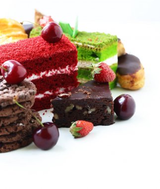 çilek ve krema ile beyaz bir arka plan üzerinde tatlılar kek