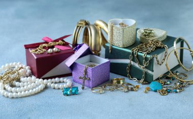 altın mücevher - zincirler, yüzük ve bilezik