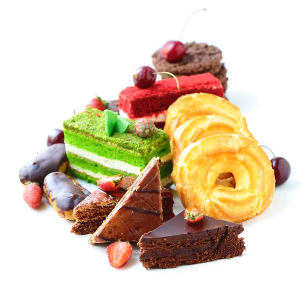 Desserter Tårtor Vit Bakgrund Med Bär Och Grädde — Stockfoto