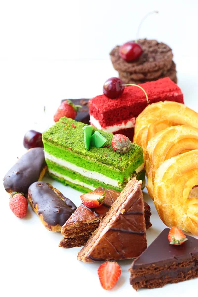 Desserter Tårtor Vit Bakgrund Med Bär Och Grädde — Stockfoto
