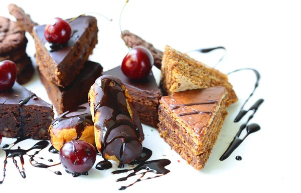 Desserts Kuchen Auf Weißem Hintergrund Mit Beeren Und Sahne — Stockfoto