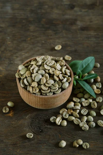 Grüne Kaffeekörner Auf Holzgrund — Stockfoto