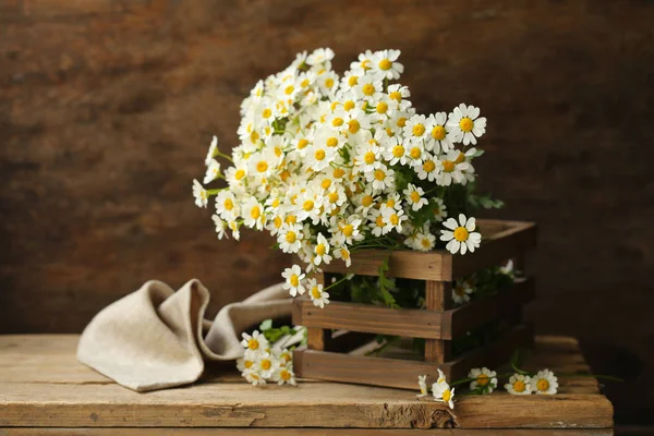 Boeket Van Wilde Bloemen Kamille Houten Achtergrond — Stockfoto