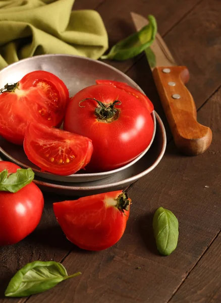 Kypsiä Orgaanisia Tomaatteja Puupöydällä — kuvapankkivalokuva