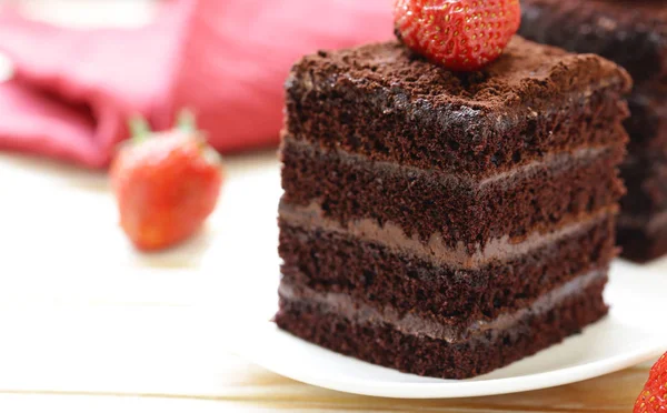 신선한 딸기와 초콜릿 케이크 — 스톡 사진