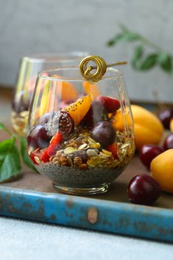 çilek ve bal ile sağlıklı kahvaltı chia puding