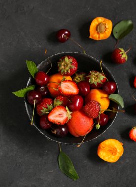 çilek çilek ve tatlı kiraz karışımı