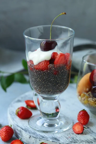 健康早餐辣椒布丁与浆果和蜂蜜 — 图库照片