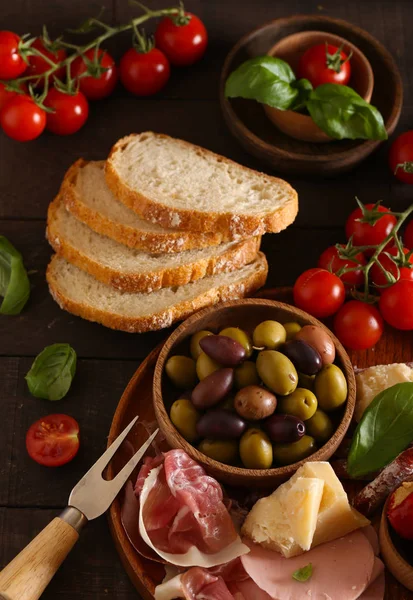 Comida Italiana Presunto Azeitonas Queijo Tomate — Fotografia de Stock