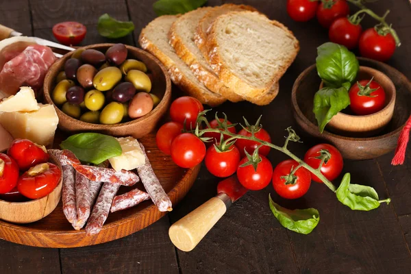 Ιταλικό Φαγητό Προσούτο Ελιές Τυρί Και Ντομάτες — Φωτογραφία Αρχείου