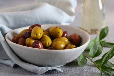 Otlar ve otlar ile Kalamata kırmızı ve yeşil zeytin