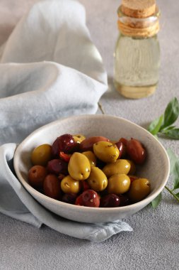 Otlar ve otlar ile Kalamata kırmızı ve yeşil zeytin