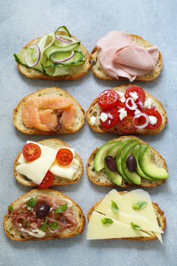 sebze ve et ile çeşitli sandviçler