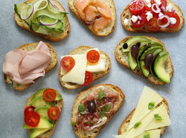 sebze ve et ile çeşitli sandviçler