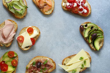 sebze ve et ile çeşitli sandviçler