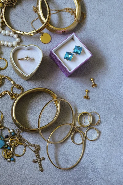Złotą Biżuterię Łańcuchy Pierścienie Bransoletki — Zdjęcie stockowe