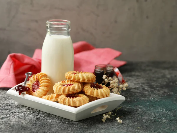 Buttermarmeladenkekse Auf Dem Tisch — Stockfoto