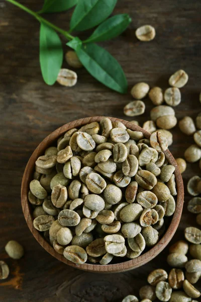 Grüne Kaffeekörner Auf Holzgrund — Stockfoto