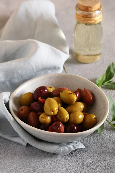 Otlar ve otlar ile Kalamata kırmızı ve yeşil zeytin