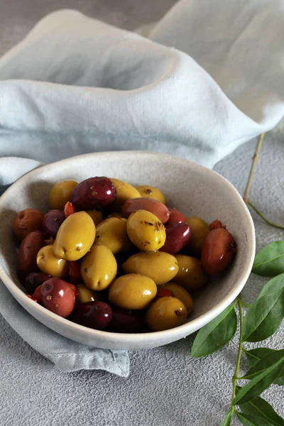 Olive Rosse Verdi Kalamata Con Erbe Erbe Aromatiche — Foto Stock