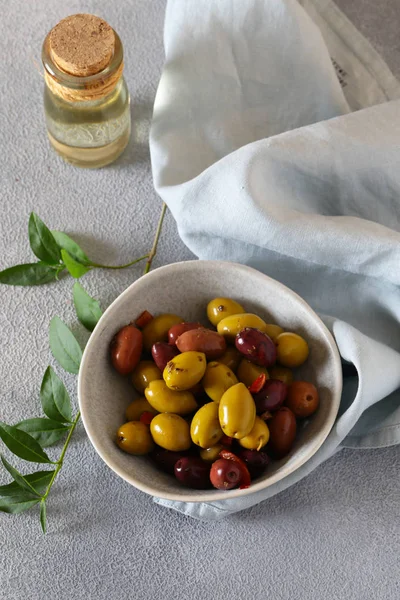 Otlar ve otlar ile Kalamata kırmızı ve yeşil zeytin