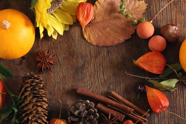 Fond Automne Avec Des Feuilles Jaunes Citrouilles Cônes — Photo