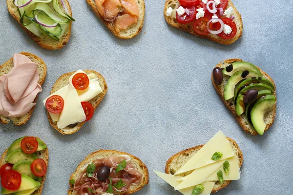 sebze ve et ile çeşitli sandviçler