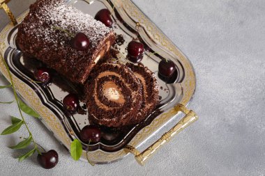 vanilya krema ve tatlı kiraz ile çikolata tatlı rulo