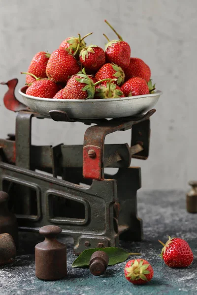 Fresas Dulces Orgánicas Maduras Sobre Mesa —  Fotos de Stock