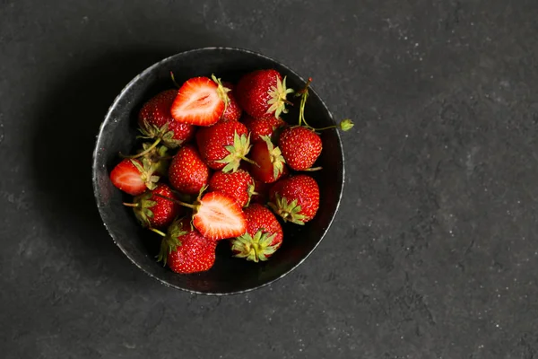 Fresas Dulces Orgánicas Maduras Sobre Mesa —  Fotos de Stock