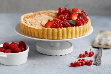 çilek ile ev yapımı meyve pasta