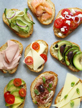 sebze ve et ile çeşitli sandviçler