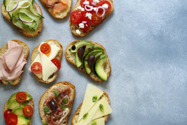 sebze ve et ile çeşitli sandviçler