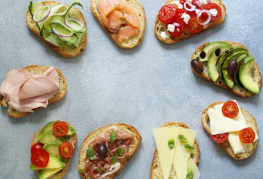 sebze ve et ile çeşitli sandviçler