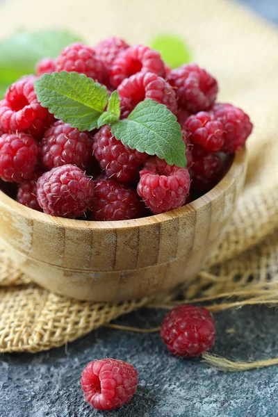 Organic Ripe Sweet Raspberries Table — Stock Photo, Image