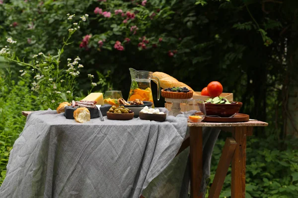 doğada piknik, börek ve salata, taze çilek ve meyve