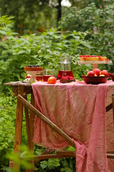 doğada piknik, börek ve salata, taze çilek ve meyve