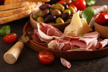 İtalyan yemekleri, prosciutto, zeytin, peynir ve domates