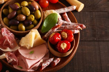 İtalyan yemekleri, prosciutto, zeytin, peynir ve domates