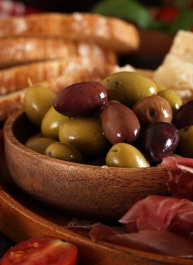 Otlar ve otlar ile Kalamata kırmızı ve yeşil zeytin