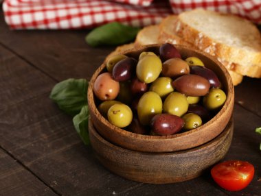 Otlar ve otlar ile Kalamata kırmızı ve yeşil zeytin