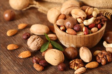 ahşap bir masa üzerinde organik karışımı fındık