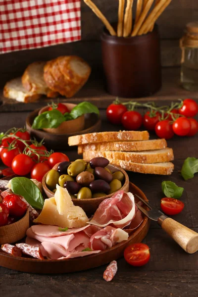 Comida Italiana Presunto Azeitonas Queijo Tomate — Fotografia de Stock