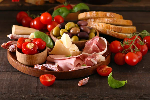 Comida Italiana Jamón Aceitunas Queso Tomates —  Fotos de Stock