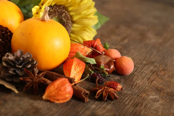 Fond Automne Avec Des Feuilles Jaunes Citrouilles Cônes — Photo