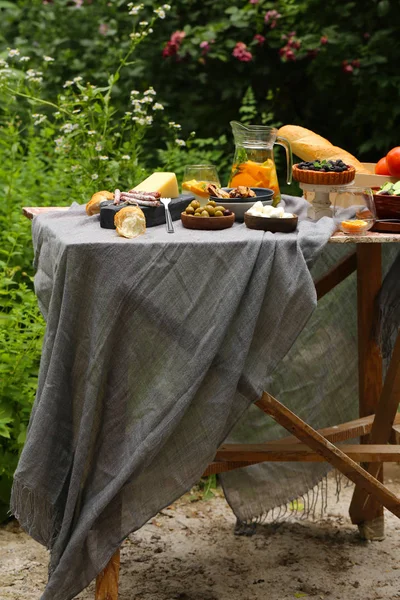 Piknik Természetben Torták Saláták Friss Bogyók Gyümölcsök — Stock Fotó