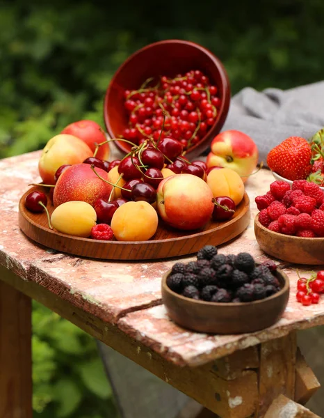 Bio Beeren Pfirsiche Himbeeren Und Erdbeeren Auf Einem Holztisch — Stockfoto