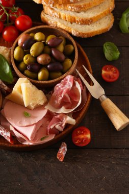 İtalyan yemekleri, prosciutto, zeytin, peynir ve domates