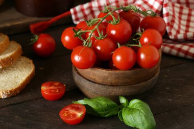 organik sebzeler, ahşap bir kapta domates