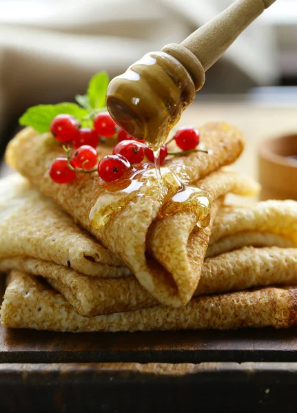 Thin Pancakes Berries Honey — Stock Photo, Image